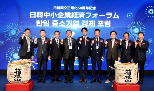 중소기업중앙회와&nbsp;일본 전국중소기업단체중앙회는 25일현지시간 오후 일본 도쿄 하얏트 리젠시에서 한일 국교정상화&nbsp;60주년&nbsp;기념 중소기업 경제포럼을 개최했다 왼쪽부터 마에카와 나오유키 무역진흥기구 서울사무소장 이혁 주일대한민국대사 김이중 재일본대한민국민단 단장 김원이 국회 산업통상자원중소벤처기업위원회 간사 노용석 중소벤처기업부 차관 오치 도시유키 경제산업성 정무관 김기문 중기중앙회장 모리 히로시 전국중소기업단체중앙회장 이철규 국회 산자중기위원장 사진중기중앙회