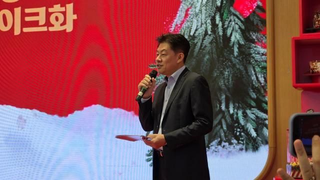 전진경 BR랩 전무가 배스킨라빈스의 2025년 크리스마스 시즌 아이스크림 케이크를 소개하고 있다 사진김현아 기자