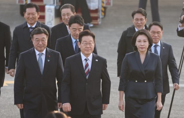 주요 20개국G20 정상회의 참석을 계기로 아프리카·중동 4개국 순방을 마치고 귀국한 이재명 대통령과 김혜경 여사가 26일 성남 서울공항에서 차량으로 이동하고 있다 사진연합뉴스