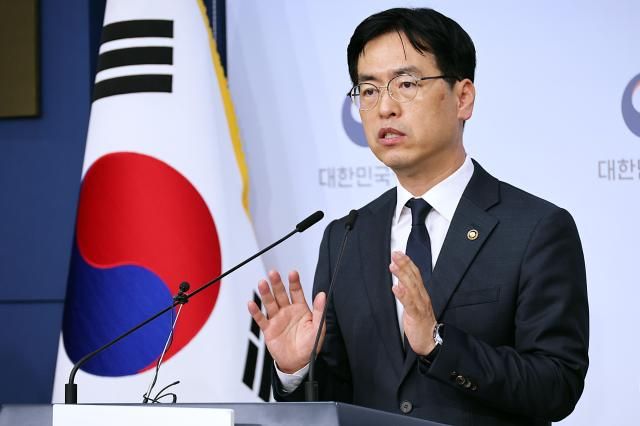 김민재 행정안전부 차관이 26일 오전 서울 세종대로 정부서울청사에서 지방의원 임기만료 전 외유성 공무국외출장 방지 대책 관련 브리핑을 하고 있다 사진행정안전부