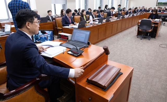 국회 기후에너지환경노동위원회 안호영 위원장이 지난 24일 국회에서 열린 전체 회의에서 상정된 법안들을 여야 합의로 처리하고 있다사진연합뉴스