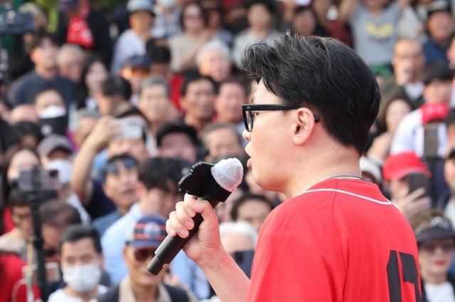 한동훈 전 국민의힘 대표가 5월 26일 서울 도봉구 방학사거리에서 열린 국민의힘 김문수 대선 후보의 집중유세에서 김 후보 지지를 호소하고 있다 사진연합뉴스