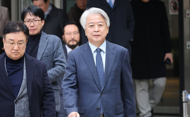 불법 정치자금 6000만원을 받은 혐의로 재판에 넘겨진 노웅래 전 더불어민주당 의원이 26일 서울중앙지법에서 열린 1심 선고에서 무죄를 선고 받은 뒤 청사를 나서고 있다 사진연합뉴스