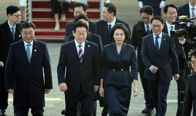 주요 20개국G20 정상회의 참석을 계기로 아프리카·중동 4개국 순방을 마치고 귀국한 이재명 대통령과 김혜경 여사가 26일 성남 서울공항에서 차량으로 이동하고 있다사진연합뉴스