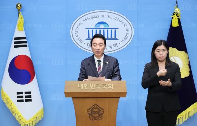 박수현 더불어민주당 수석대변인이 지난 20일 서울 여의도 국회 소통관에서 국민의힘 나경원 의원 등에 대한 국회 패스트트랙 충돌 1심 선고와 관련 브리핑을 하고 있다 사진연합뉴스