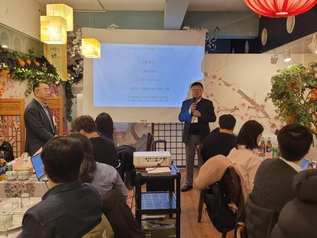 한국알뜰통신사업자협회는 지난 25일 기자들과 만나 올해 알뜰폰 사업 주요 현황을 소개했다 사진은 황성욱 부회장이 업계 상황을 설명하는 모습 