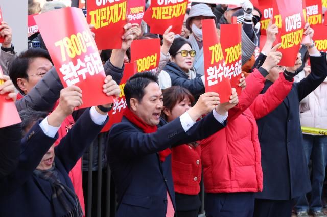 장동혁 국민의힘 대표가 26일 충남 천안종합버스터미널 조각광장에서 열린 민생회복과 법치수호 충남 국민대회에서 최고위원 충남지역 의원 당협위원장 등과 함께 구호를 외치고 있다 사진연합뉴스