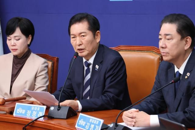  더불어민주당 정청래 대표가 26일 서울 여의도 국회에서 열린 최고위원회의에서 발언하고 있다사진연합뉴스