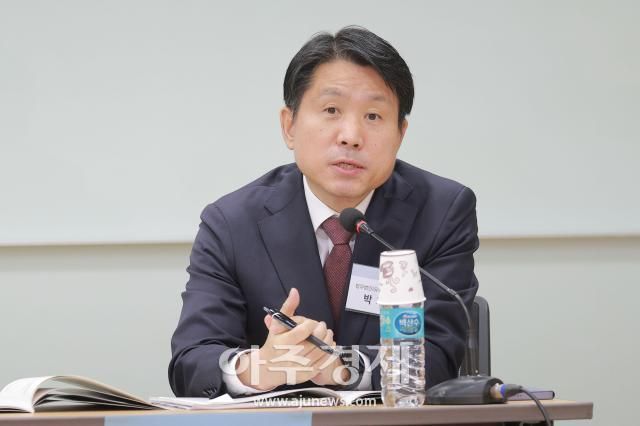 박재순 법무법인유한 바른 변호사가 26일 오후 서울 서초구 서울지방변호사회 변호사회관에서 열린 제2회 아주 로 포럼에서 토론을 하고 있다사진유대길 기자 