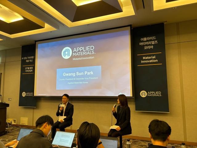 박광선 어플라이드 머티어리얼즈 코리아 대표왼쪽가 26일 서울 강남구 파르나스서울 호텔에서 열린 기자간담회에서 발언하고 있다 사진김나윤 기자
