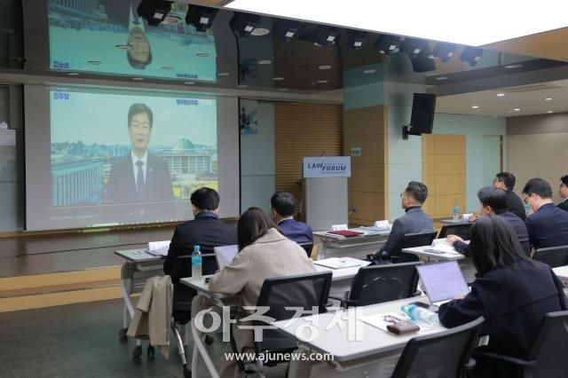 박균택 더불어민주당 의원이 26일 오후 서울 서초구 서울지방변호사회관에서 열린 2025 제2회 아주경제 Law 포럼–압수수색영장 사전심문제도의 방향에서 영상 축사를 전하고있다사진유대길 기자