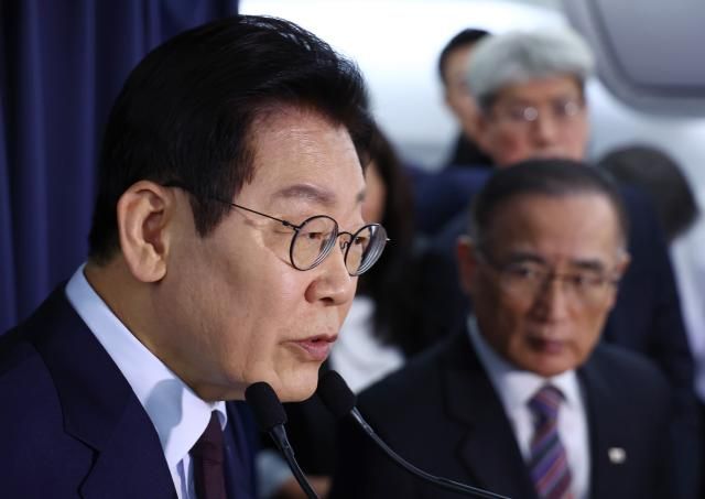 이재명 대통령이 23일현지시간 G20 정상회의 일정을 마치고 남아프리카공화국에서 다음 방문지인 튀르키예로 향하는 공군 1호기에서 순방 기내 기자간담회를 하고 있다 사진연합뉴스