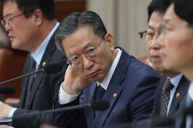 정성호 법무부 장관이 지난 18일 정부서울청사에서 열린 국무회의에서 머리를 만지고 있다 사진연합뉴스