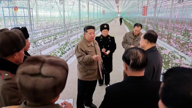 김정은 북한 국무위원장이 지난 26일 완공 단계에 들어선 신의주온실종합농장건설장을 현지지도 했다고 조선중앙TV가 27일 보도했다 사진연합뉴스
