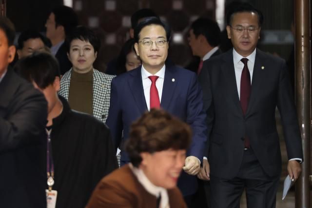 송언석 국민의힘 원내대표가 27일 서울 여의도 국회에서 열린 의원총회에 참석하고 있다 이날 국회 본회의에서는 계엄 해제 의결을 방해한 혐의내란 중요임무 종사로 내란 특별검사팀에 의해 구속영장이 청구된 추경호 의원에 대한 체포동의 요구서체포동의안를 표결한다 사진연합뉴스