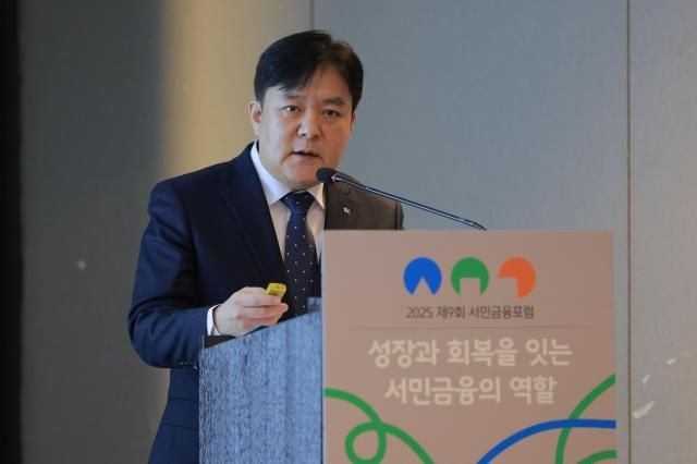 심재철 서민금융진흥원 경영본부장이 27일 오전 서울 중구 더플라자호텔에서 열린 제9회 서민금융포럼에서 기조연설을 하고 있다 사진유대길 기자 dbeorlf123ajunewscom