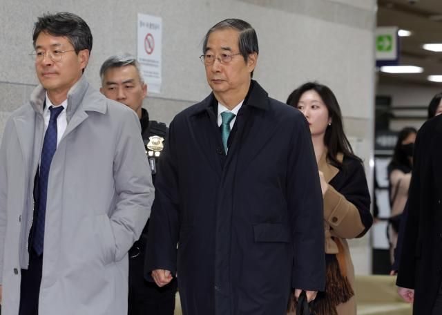 내란 우두머리 방조 혐의를 받는 한덕수 전 국무총리가 26일 서울중앙지법에서 열린 1심 결심 공판을 마친 뒤 청사를 떠나고 있다 12·3 비상계엄 관련 내란 혐의를 수사하는 조은석 내란특별검사팀은 이날 한덕수 전 국무총리에게 징역 15년을 선고해달라고 재판부에 요청했다 2 