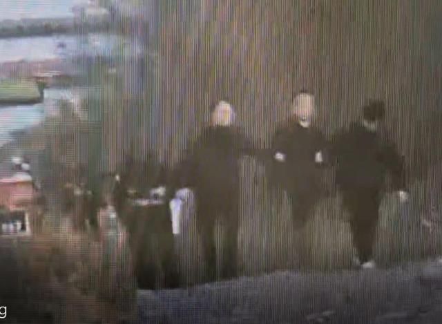 전 연인인 장기 실종 여성을 살해한 혐의로 긴급 체포된 50대 김모씨가 26일 오후 충북 충주호에서 경찰에 실종 여성의 차량을 유기한 지점을 밝힌 뒤 다시 호송되고 있다 사진연합뉴스