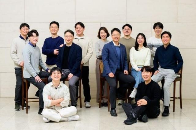 삼성전자 연구진이 강유전체 기반 차세대 낸드플래시의 전력 소모를 최대 96 절감하는 핵심 구조를 세계 최초로 규명했다 논문에 참여한 삼성전자 SAIT 연구진 모습 사진삼성전자 뉴스룸 