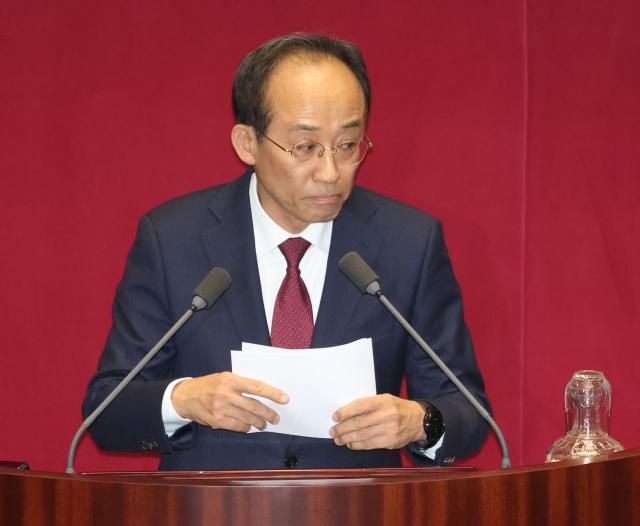 계엄 해제 의결을 방해한 혐의내란 중요임무 종사로 구속영장이 청구된 추경호 국민의힘 의원이 27일 국회 본회의에서 자신의 체포동의안에 대한 신상 발언을 마친 뒤 이동하고 있다 사진연합뉴스