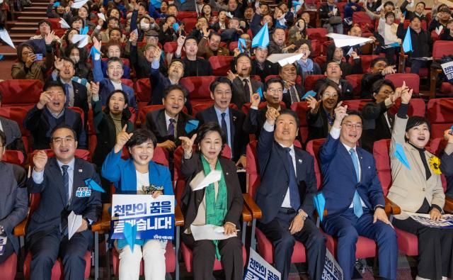 더불어민주당 정청래 대표왼쪽 네 번째와 장경태 서울시당 위원장왼쪽 다섯 번째을 비롯한 의원들과 당원들이 25일 국회 의원회관에서 열린 민주당 서울시당 천만의 꿈 경청단 출범식에 참석해 종이비행기를 날리고 있다사진연합뉴스