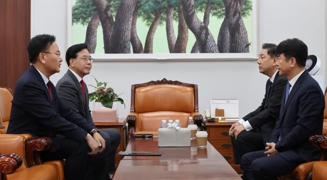  김병기 원내대표와 문진석 원내수석부대표 국민의힘 송언석 원내대표와 유상범 원내수석부대표가 11일 서울 여의도 국회에서 만나고 있다 사진연합뉴스