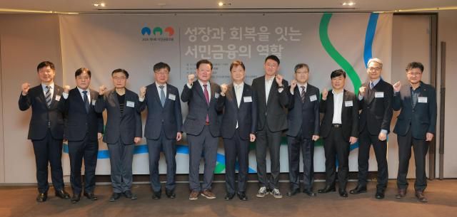 27일 서울 중구 더플라자 호텔에서 열린 ‘제9회 서민금융포럼’에 참석한 내빈들이 기념촬영을 하고 있다 왼쪽부터 김은조 여신금융협회 전무 심재철 서민금융진흥원 경영혁신본부장 한재준 인하대학교 교수 이재연 서민금융진흥원 원장 임규진 아주경제 사장 이찬진 금융감독원 원장 송병관 금융위원회 서민금융과장 임수강 생산과포용금융연구회 부회장 안용섭 서민금융연구원 원장 김인구 저축은행중앙회 전무 김생빈 저축은행중앙회 상무 사진유대길 기자 dbeorlf123ajunewscom