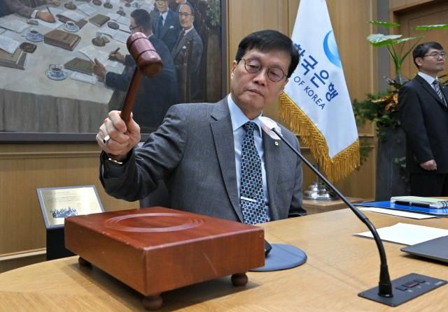 이창용 한국은행 총재가 27일 서울 중구 한국은행 본관에서 열린 금융통화위원회 본회의에서 의사봉을 두드리고 있다 20251127 공동취재