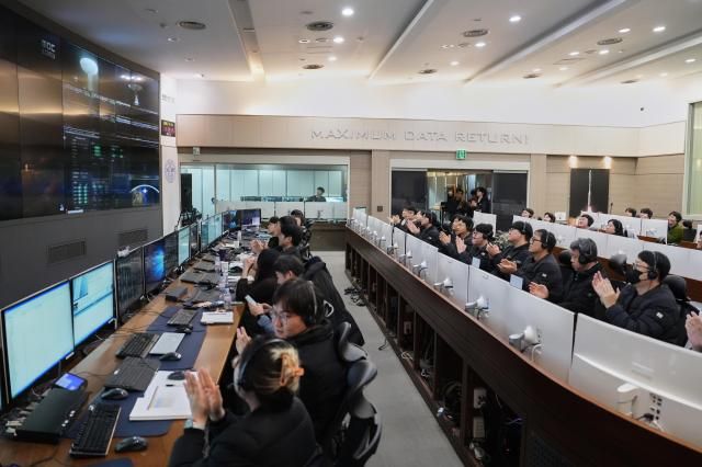 27일 대전 한국항공우주연구원 위성종합관제실에서 연구진들이 차세대중형위성 3호 위성 관제 작업을 수행하고 있다 사진한국항공우주연구원
