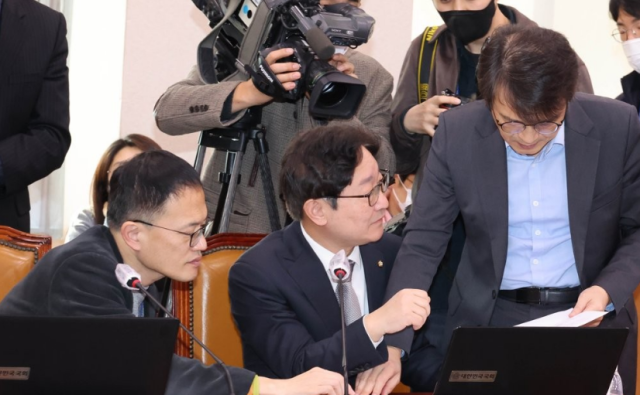 더불어민주당의 왼쪽부터박주민 박범계 김의겸 의원 사진연합뉴스