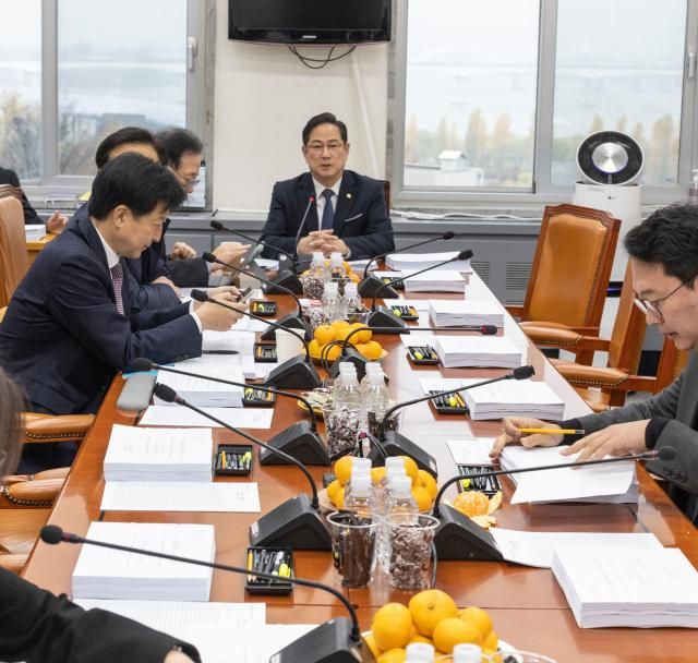 국회 기획재정위원회 조세소위원회 박수영 위원장이 25일 국회에서 소위 회의를 선언한 뒤 안건을 설명하고 있다 사진연합뉴스