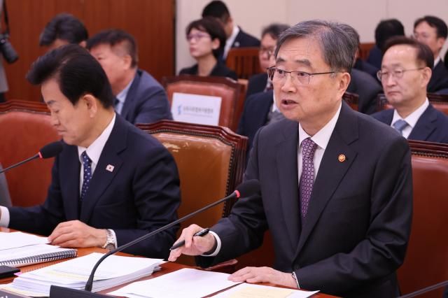 조현 외교부 장관이 28일 서울 여의도 국회에서 열린 외교통일위원회 전체회의에서 위원 질의에 답하고 있다 사진연합뉴스 