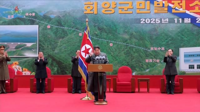 김정은 북한 국무위원장이 지난 20일 강원도 회양군민발전소 준공식에 참석해 발언하고 있다 사진조선중앙TV·연합뉴스