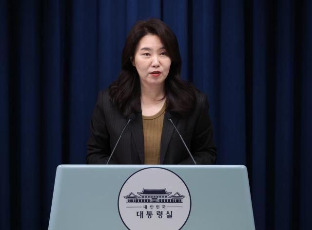 강유정 대변인이 28일 용산 대통령실 기자회견장에서 이재명 대통령의 초대 방송미디어통신위원회 위원장 인선 등 관련 브리핑을 하고 있다 사진연합뉴스