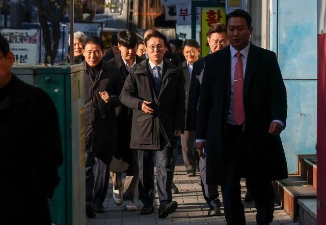 김민석 국무총리가 28일 대전시 중구 대흥동 제과점을 방문하기 위해 이동하고 있다 사진연합뉴스