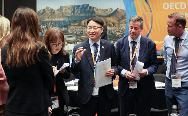 임광현 국세청장이 지난 18일부터 20일까지 남아프리카공화국 케이프타운에서 열린 제18차 OECD 국세청장회의에 참석해 스노우볼 토론에서 발언하고 있다사진국세청