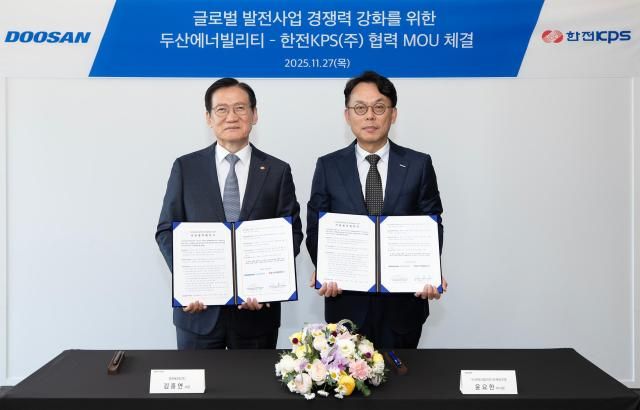 27일 두산에너빌리티 창원 본사에서 진행된 해외 발전 프로젝트 경쟁력 강화를 위한 업무협약 체결식에서 한전KPS 김홍연 사장왼쪽과 두산에너빌리티 윤요한 마케팅부문장이 기념 촬영을 하고 있다