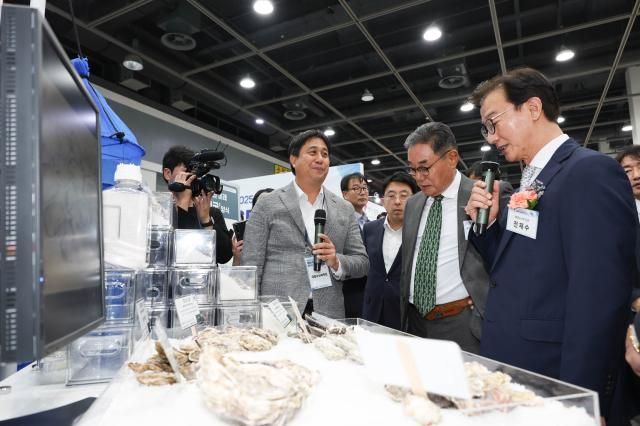 전재수 해양수산부 장관이 7일 서울 서초구 aT센터에서 열린 2025 수산양식박람회에서 전시 부스를 살펴보고 있다사진해양수산부