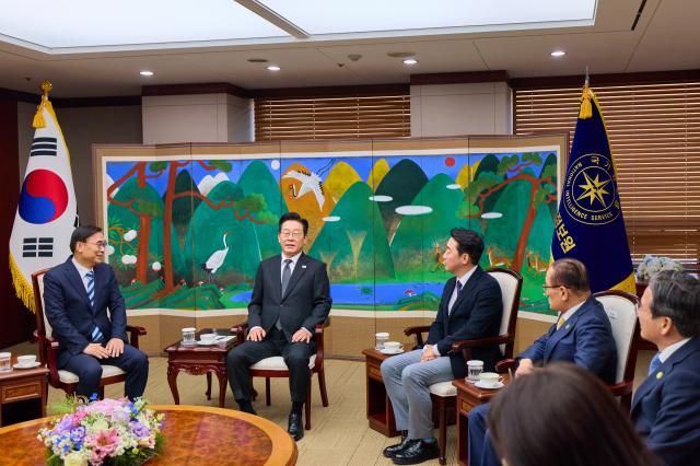 이재명 대통령이 28일 취임 후 처음으로 국가정보원을 방문해 이종석 원장 등과 환담하고 있다 사진대통령실