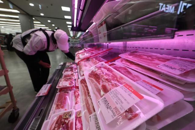 4일 서울 시내의 한 대형마트에 진열된 돼지고기사진연합뉴스