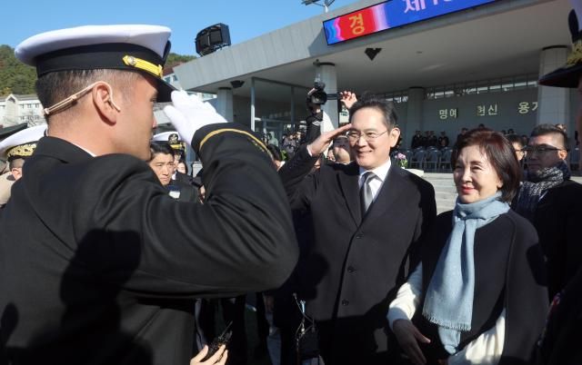 28일 오후 경남 창원시 진해구 해군사관학교 연병장에서 열린 제139기 해군·해병대 사관후보생 수료 및 임관식에서 이재용 삼성전자 회장과 홍라희 리움미술관 명예관장이 이지호 신임 소위에게 경례를 받고 있다 사진연합뉴스