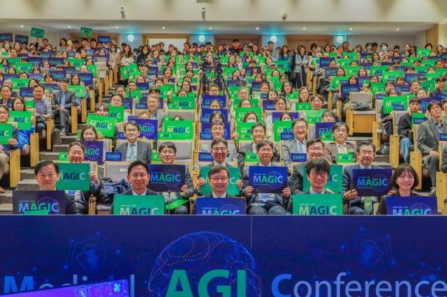 네이버와 서울대학교병원은 28일 서울시 종로구에 위치한 서울대학교병원에서 ‘메디컬 AGI범용의료인공지능 행사’에서 네이버 이해진 이사회 의장 최수연 대표가 참석한 가운데 의료 특화 LLM 케이메드AIKmedai’를 발표했다&nbsp;사진네이버