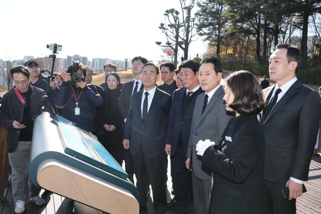 장동혁 국민의힘 대표가 28일 대구 동구 국립신암선열공원 내 전망대를 찾아 시내를 바라보고 있다 사진연합뉴스