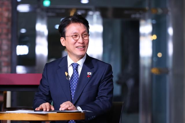 김민석 국무총리가 28일 대전 충남대학교에서 열린 제4차 미래대화 1·2·3청년금융제5차 K-토론나라에서 고졸 청년 대출금리 및 청년미래적금 등과 관련한 청년들의 제안을 경청하고 있다 사진총리실 