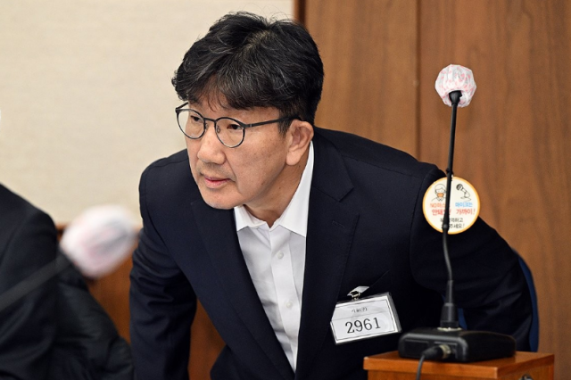 권성동 국민의힘 의원이 3일 서울 서초구 서울중앙지법에서 열린 통일교로부터 불법 정치자금을 수수한 혐의 사건 1차 출석해 자리에 앉고 있다 사진연합뉴스