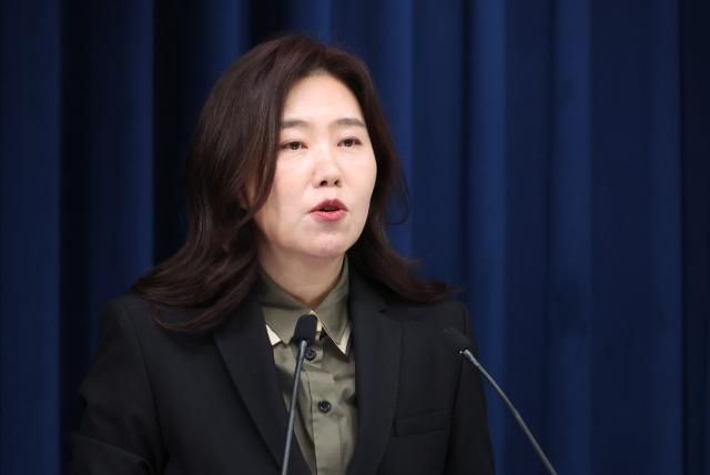 강유정 대변인이 3일 용산 대통령실 기자회견장에서 경제사회노동위원회 위원장 등 인사 관련 브리핑을 하고 있다 사진연합뉴스