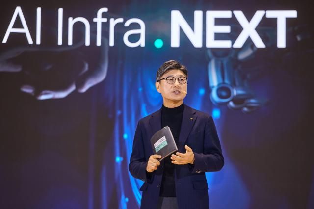  정재헌 SKT CEO가 3일 열린 ‘SK AI Summit 2025’에서 발표하고 있는 모습 사진SK텔레콤