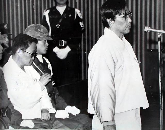 계엄 고등군사재판 3차 공판에서 변호인단의 보충심문에 답하는 김재규 전 중앙정보부장오른쪽과 박정희 전 대통령 사망 당시 비서실장을 지낸 김계원 피고인왼쪽 사진연합뉴스