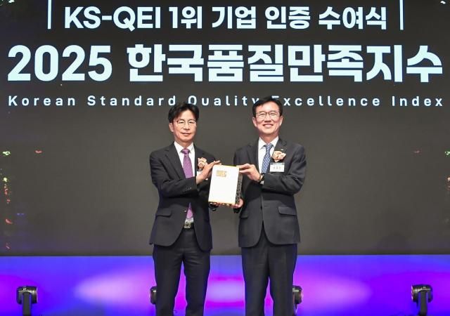 서울 롯데호텔에서 최근 ‘2025 한국품질만족지수 1위 기업 인증 수여식’이 열린 가운데 한전KPS 박인수 품질경영처장왼쪽이 인증패를 받고 한국표준협회 문동민 회장과 기념 촬영을 하고 있다 사진한전KPS