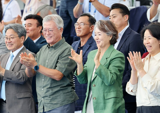 문재인 전 대통령과 김정숙 여사가 지난 9월 12일 광주 동구 국립아시아문화전당 인근 5·18민주광장에서 열린 2025 세계양궁선수권대회 리커브 여자 개인전을 관람하면서 환호하고 있다 사진연합뉴스